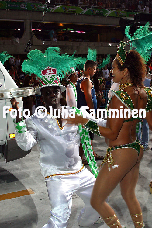 Bateria da Acadêmicos da Rocinha tocou com as cores do Fluminense no Carnaval de 2003