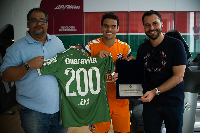 Campeão brasileiro Jean recebendo homenagem no Fluminense