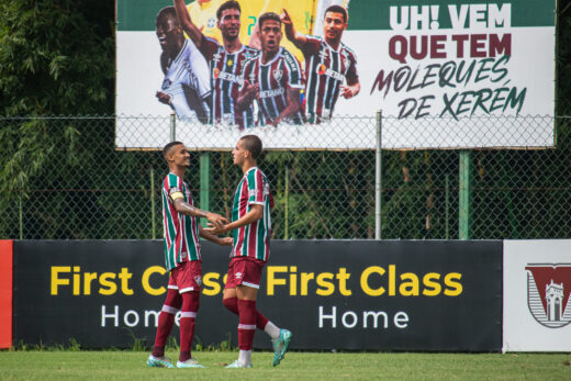 Jéfte comemorando o gol de Agner