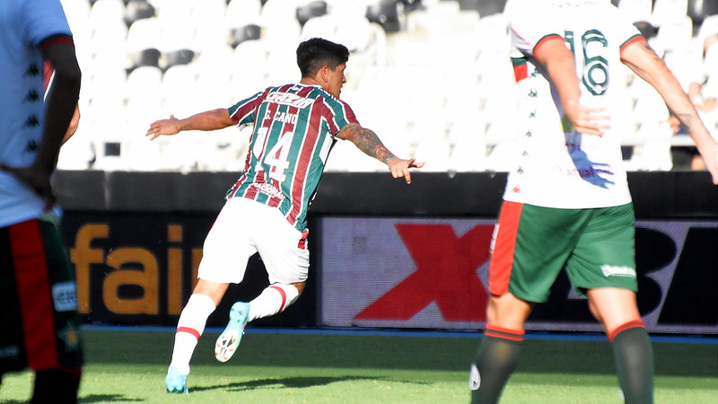 Cano e Arias comemorando o gol da vitória do Fluminense sobre a Portuguesa na Taça Guanabara 2022