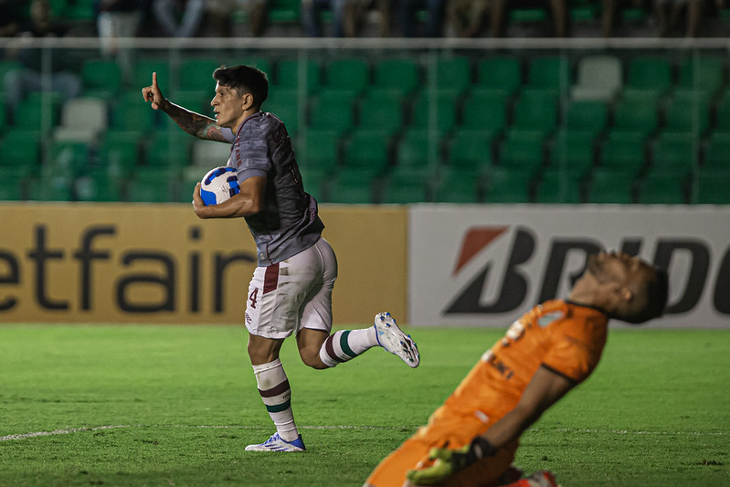 Cano comemorando um dos no hat-trick sobre o Oriente Petrolero