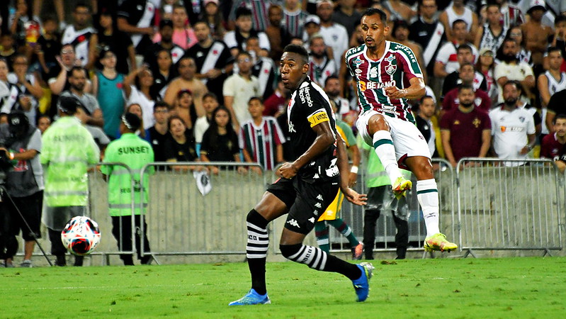 Lima estava em campo no momento do golaço de Cano