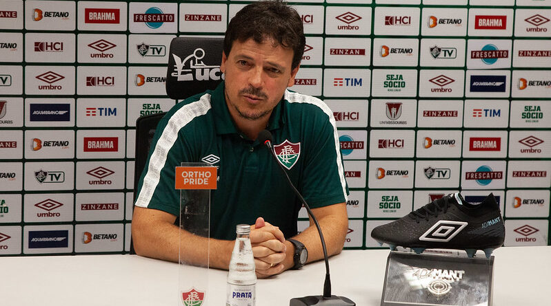 Fernando Diniz na coletiva de imprensa após o clássico Fluminense e Vasco