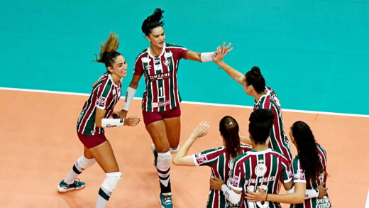 Time feminino de vôlei comemorando um ponto na última partida