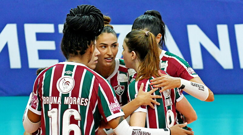 Fluminense comemorando um ponto na partida contra o Sesi Bauru