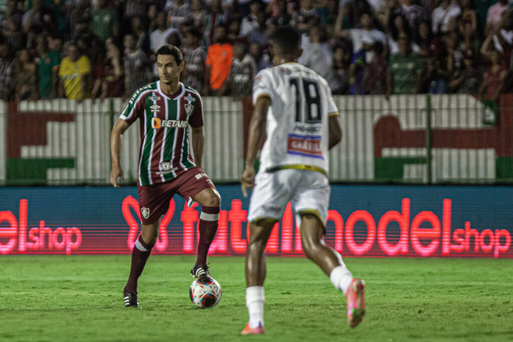 Ganso com a posse de bola procurando alguém do Fluminense para tocar