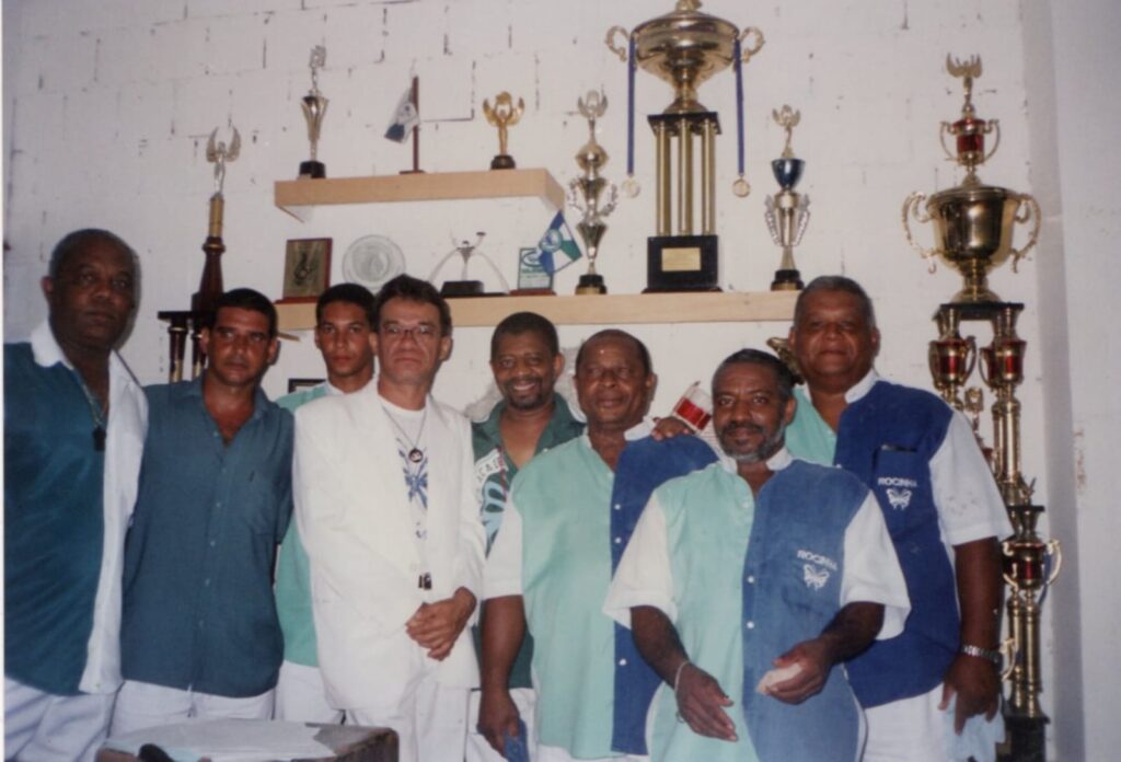 Carnavalesco Luciano Costa (de branco) ao lado dos diretores de harmonia da Acadêmicos da Rocinha