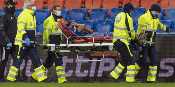 Jorge logo após sofrer uma grave lesão no joelho enquanto vestia a camisa do Basel. Jogador precisou passar por cirurgia