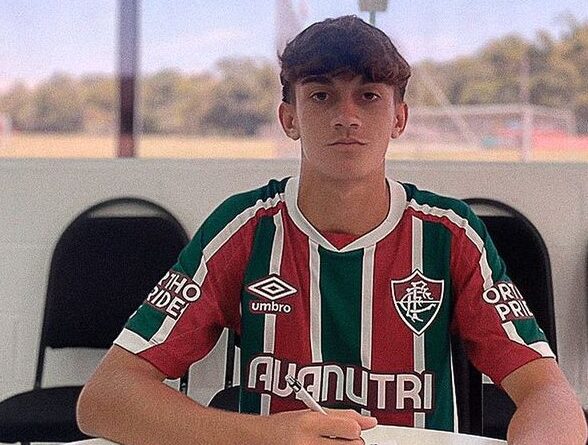 Pedro Mazza assinando seu primeiro contrato com o Fluminense
