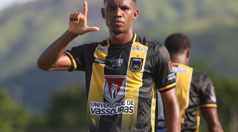 Lelê comemorando um dos gols pelo Volta Redonda