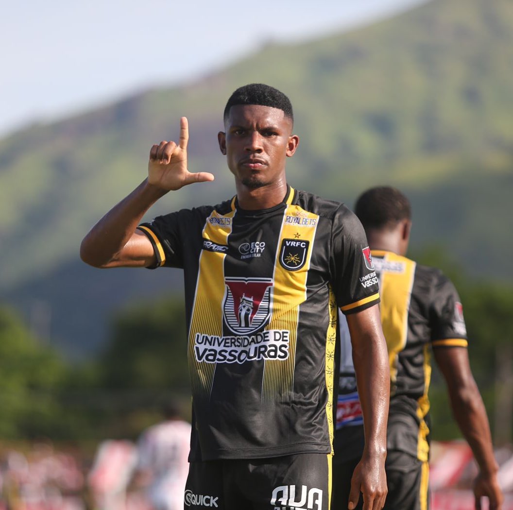 Lelê comemorando um dos gols pelo Volta Redonda