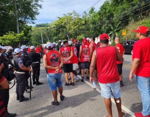 Crise? Torcida do Flamengo faz protestos e xingamentos no CT à jogadores na véspera do clássico