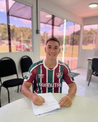 Kaio Borges assina primeiro contrato profissional pelo Fluminense 