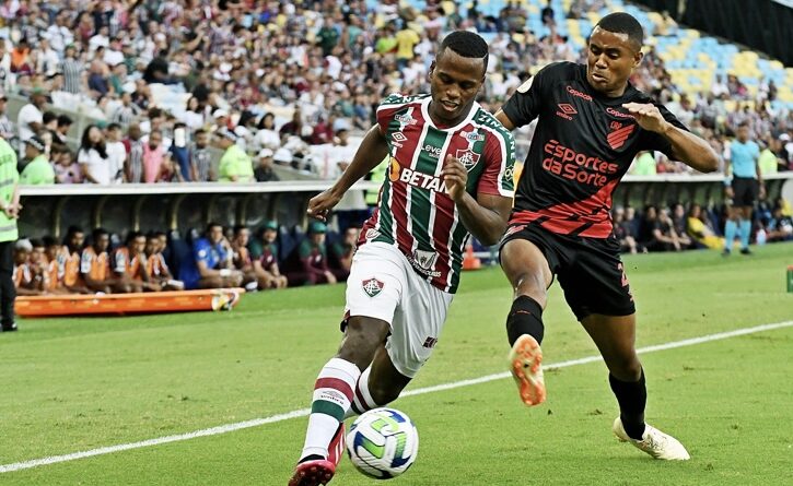 Árias celebra centésimo jogo pelo Fluminense: “Uma honra chegar a uma marca tão importante”
