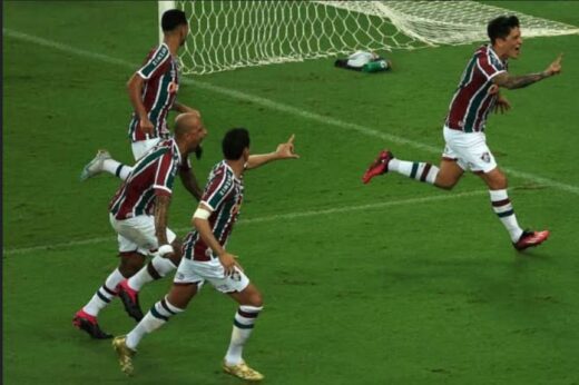 Cano e companheiros comemoram gol "Fazendo o L" / Foto: Reprodução Metrópoles