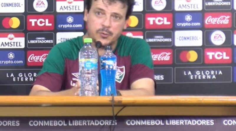 Fernando Diniz em coletiva pós-jogo / Foto: Reprodução