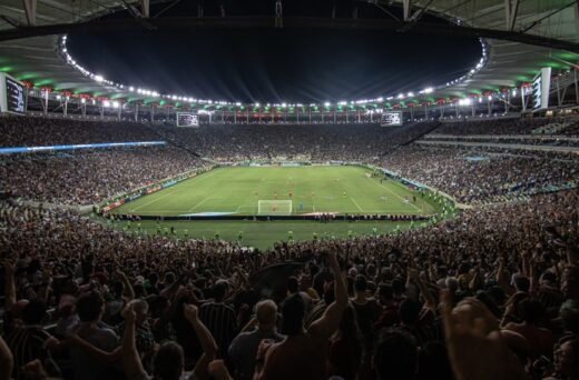 Fluminense é multado pela Conmebol por uso de sinalizadores em partida contra o River Plate