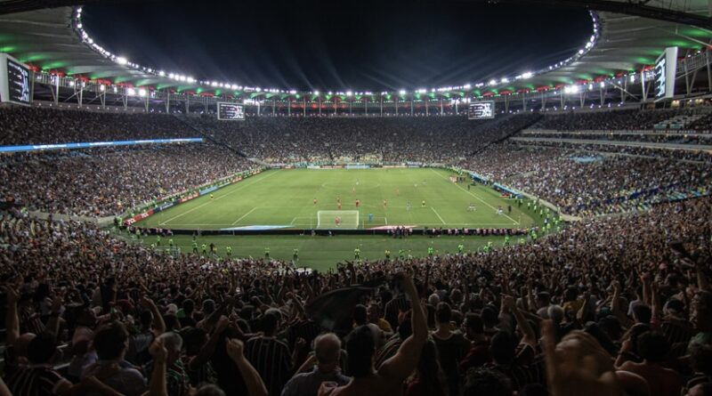 Fluminense é multado pela Conmebol por uso de sinalizadores em partida contra o River Plate