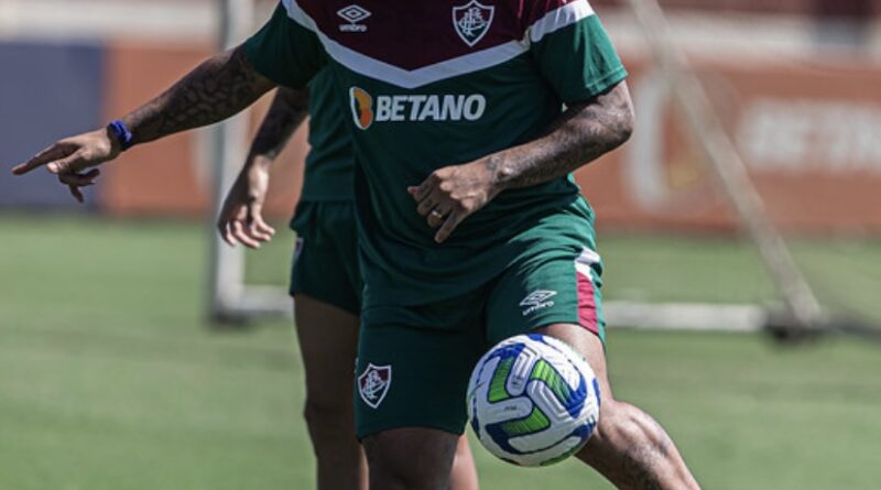 Marcelo treina entre os titulares e pode jogar contra o River