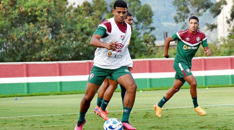 Kauã Elias, à direita de John Kennedy, em treinamento pelo time principal do Fluminense / Foto: Fluminense FC