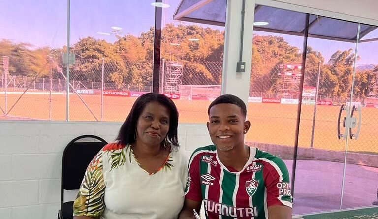Fluminense renova com o zagueiro Loiola e o goleiro Dayvisson