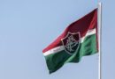 Fluminense quita direitos de imagem do elenco e mantém salários em dia Bandeira do Fluminense no CT Carlos Castilho / Foto: Lucas Merçon