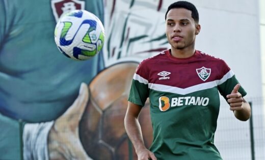 Alexsander se machuca e sai chorando do treino