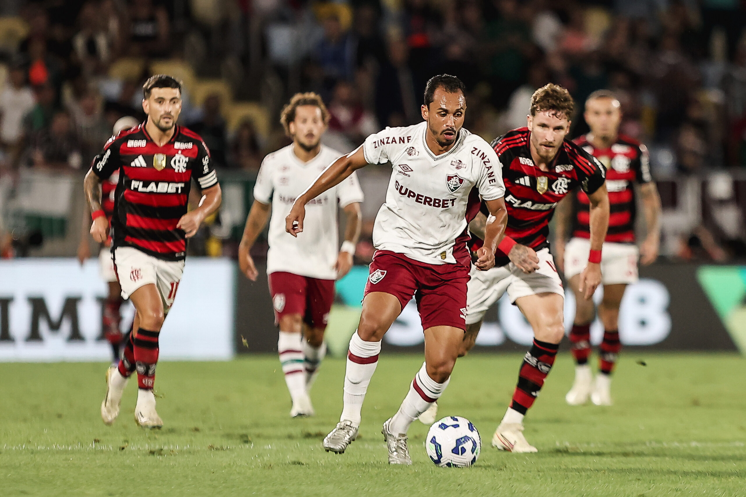 Fluminense sofre gol no final e perde o clássico para o Flamengo ...