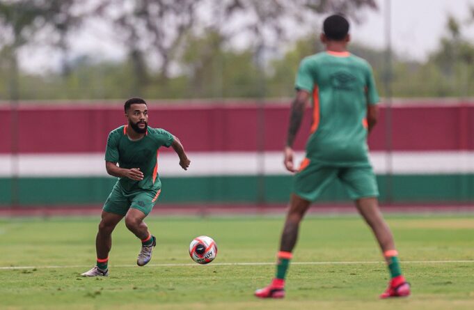 Samuel Xavier volta a atuar em jogo-treino e avança na recuperação de lesão