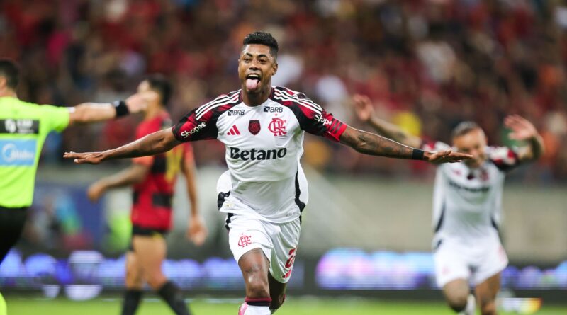 Antes de encarar o Flu, Flamengo goleia o Sport e assume a liderança do Brasileirão