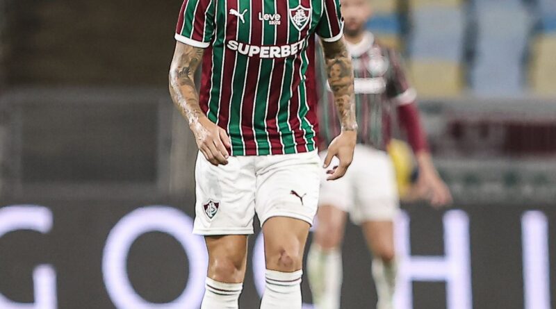 Everaldo pode estar de saída do Fluminense; Athletico inicia conversas pelo atacante