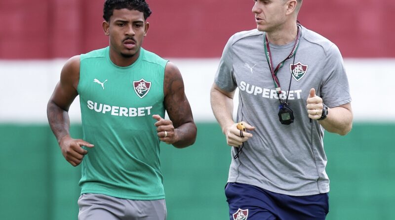 John Kennedy se reapresenta no CT e inicia pré-temporada no Fluminense
