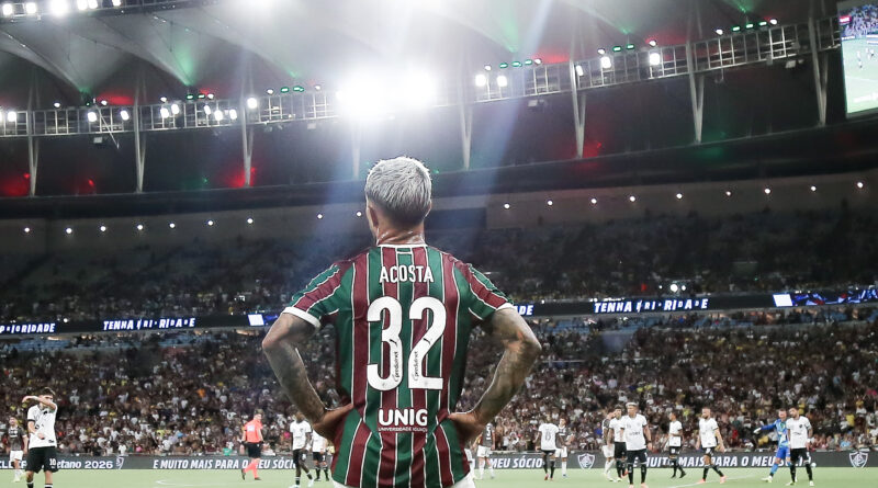 Lucho Acosta comenta sobre golaço que decidiu o clássico contra o Botafogo: “Tem que ter calma nesse momento”