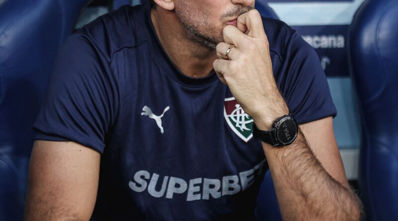 Zubeldía diz estar satisfeito com zagueiros, mas abre portas para reforços: “Tudo o que puder somar será bem-vindo”