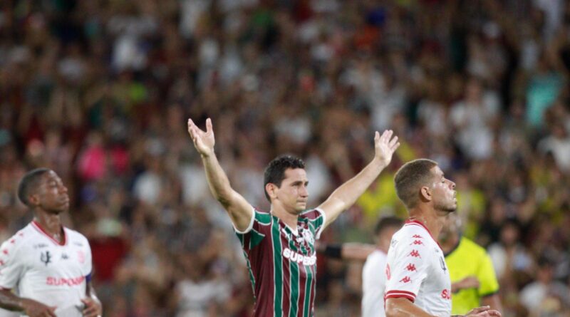 “É uma honra vestir essa camisa todos os dias”: Paulo Henrique Ganso completa sete anos desde sua estreia pelo Fluminense “É uma honra vestir essa camisa todos os dias”: Paulo Henrique Ganso completa sete anos desde sua estreia pelo Fluminense