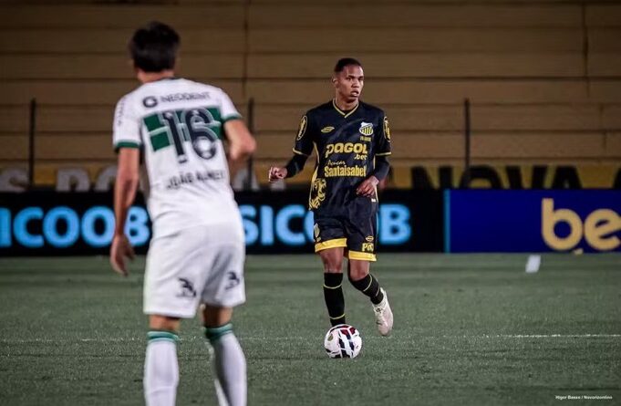 Fluminense formaliza proposta por Dantas e disputa zagueiro com o Botafogo