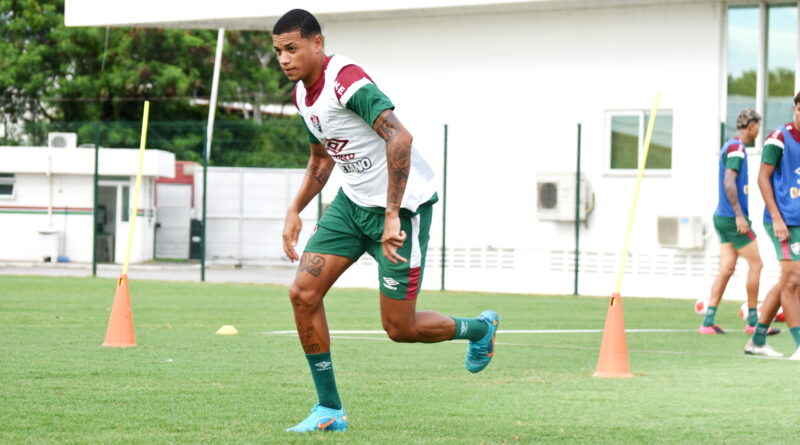 América-MG acerta empréstimo do lateral Jhonny, do Fluminense