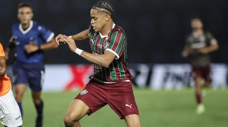 Matheus Reis sofre entorse no joelho e desfalca o Fluminense