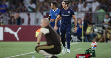 Zubeldía demora a mexer? Levantamento mostra padrão de substituições no Fluminense