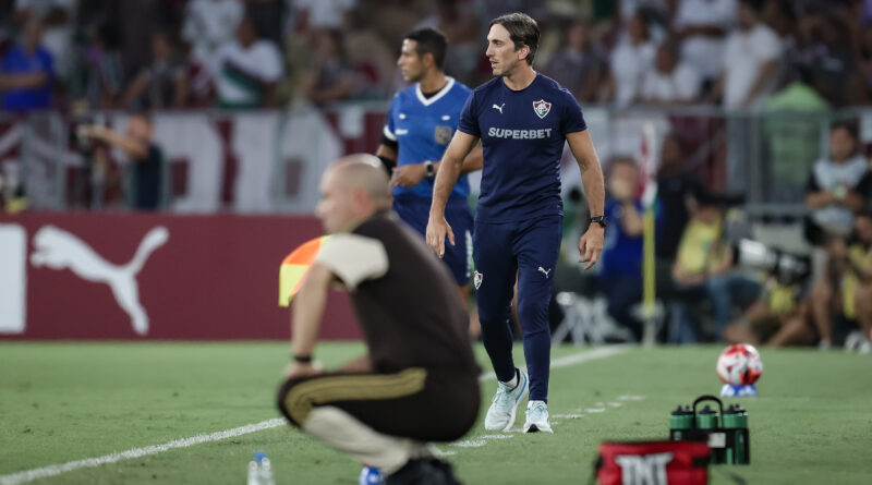 Zubeldía demora a mexer? Levantamento mostra padrão de substituições no Fluminense