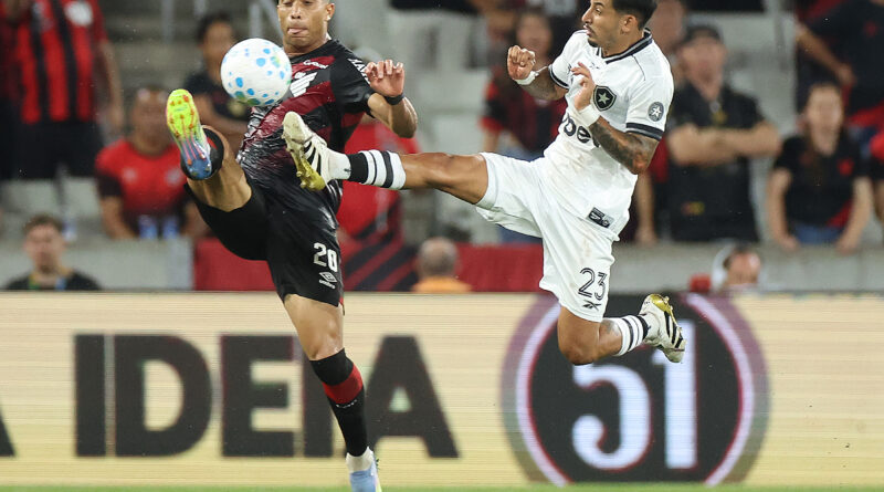 Brasileirão: Athletico-PR goleia Botafogo em jogo atrasado e ultrapassa o Fluminense; confira a tabela