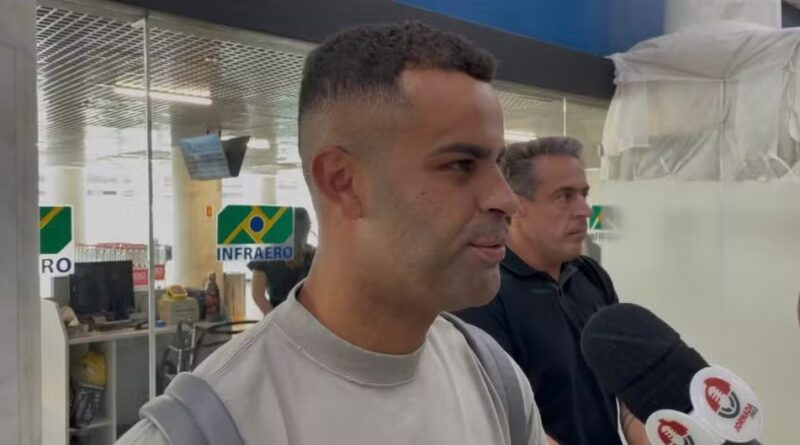 Alisson chega ao Rio para assinar com o Fluminense e celebra reencontro com Zubeldía: ‘Vai me ajudar a voltar a sorrir’