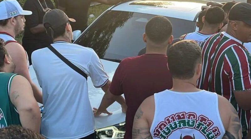 Jornalista revela bastidores de conversa entre torcida e jogadores do Flu durante protesto no CT