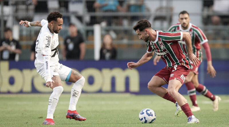 Torcida do Fluminense esgota carga de ingressos para jogo contra o Santos na Vila Belmiro