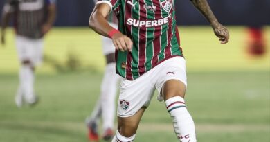 Empresário de Riquelme Felipe agenda reunião com o Fluminense para discutir futuro do jogador Empresário de Riquelme Felipe agenda reunião com o Fluminense para discutir futuro do jogador