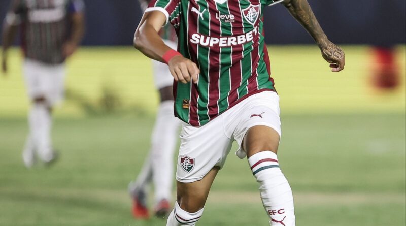 Empresário de Riquelme Felipe agenda reunião com o Fluminense para discutir futuro do jogador