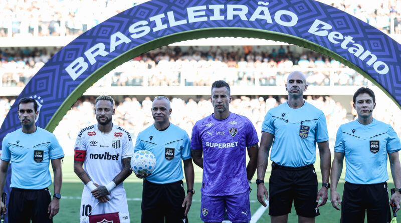 “Gabi” reclama da arbitragem no intervalo e, no segundo tempo, tenta cavar pênalti – mas fica livre do amarelo que o expulsaria