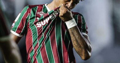 Herói do Flu, John Kennedy joga gripado contra o Santos e passa mal após o jogo