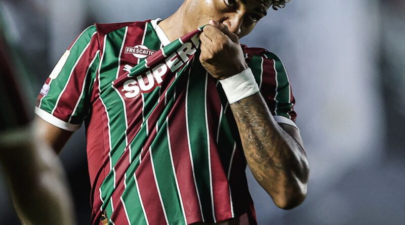 Herói do Flu, John Kennedy joga gripado contra o Santos e passa mal após o jogo