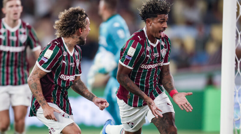 Fluminense domina, leva susto, mas vence a Chapecoense com gol de John Kennedy no fim